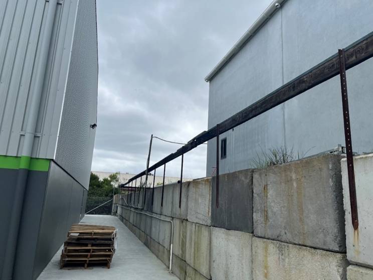 A walkway between two buildings

AI-generated content may be incorrect.