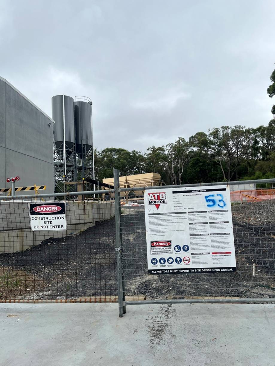 A sign on a fence

AI-generated content may be incorrect.