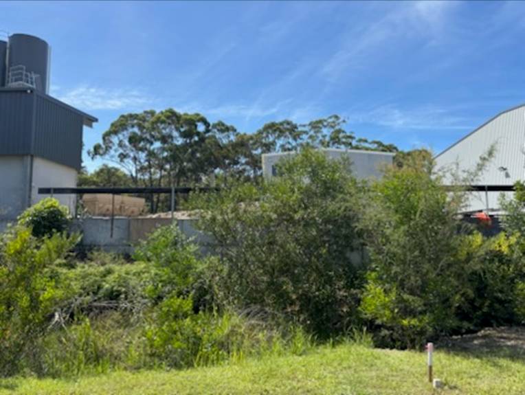 A group of houses with trees and grass

AI-generated content may be incorrect.