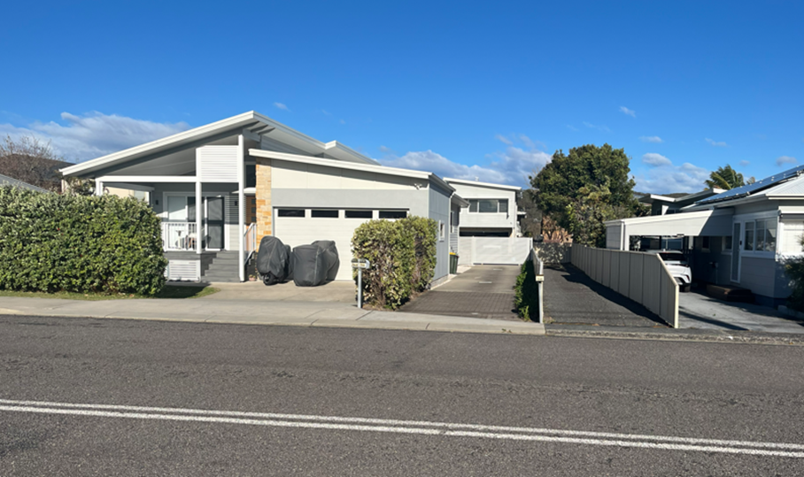 A house with a driveway and a fence

AI-generated content may be incorrect.
