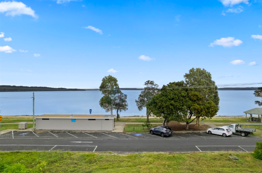 A parking lot with cars and a body of water

AI-generated content may be incorrect.