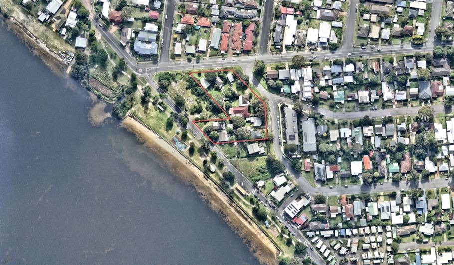 Aerial view of a city by the water

AI-generated content may be incorrect.