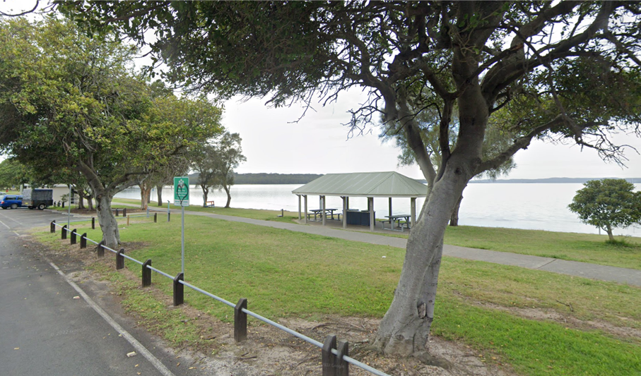 A park with a picnic area and a picnic table

AI-generated content may be incorrect.